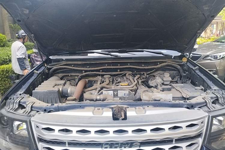 Used Huanghai Jiaolong 2020 2.5T N2S Two-Wheel Drive Diesel Sport Edition with Flat Bed China VI Emission Standard JE4D25Q6A Engine Bay