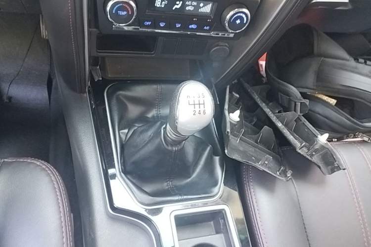 Used Huanghai Jiaolong 2020 2.5T N2S Two-Wheel Drive Diesel Sport Edition with Flat Bed China VI Emission Standard JE4D25Q6A Gear Lever