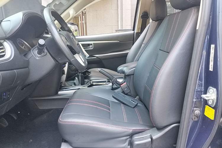 Used Huanghai Jiaolong 2020 2.5T N2S Two-Wheel Drive Diesel Sport Edition with Flat Bed China VI Emission Standard JE4D25Q6A Left Front Seat