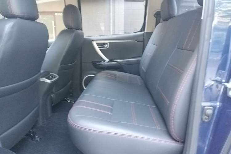 Used Huanghai Jiaolong 2020 2.5T N2S Two-Wheel Drive Diesel Sport Edition with Flat Bed China VI Emission Standard JE4D25Q6A Left Rear Seat