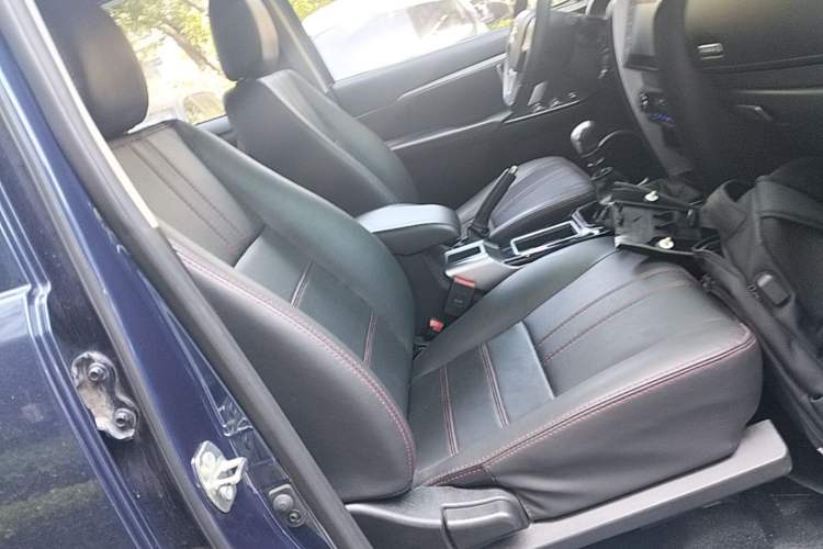 Used Huanghai Jiaolong 2020 2.5T N2S Two-Wheel Drive Diesel Sport Edition with Flat Bed China VI Emission Standard JE4D25Q6A Right Front Seat