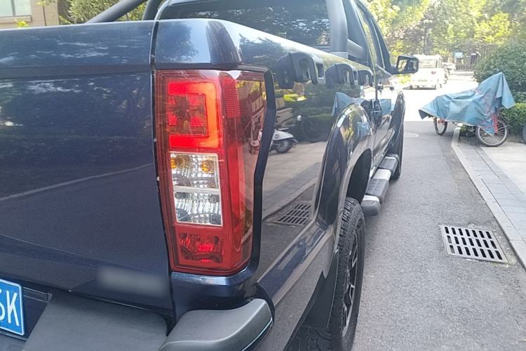 Used Huanghai Jiaolong 2020 2.5T N2S Two-Wheel Drive Diesel Sport Edition with Flat Bed China VI Emission Standard JE4D25Q6A Right Rear Taillight
