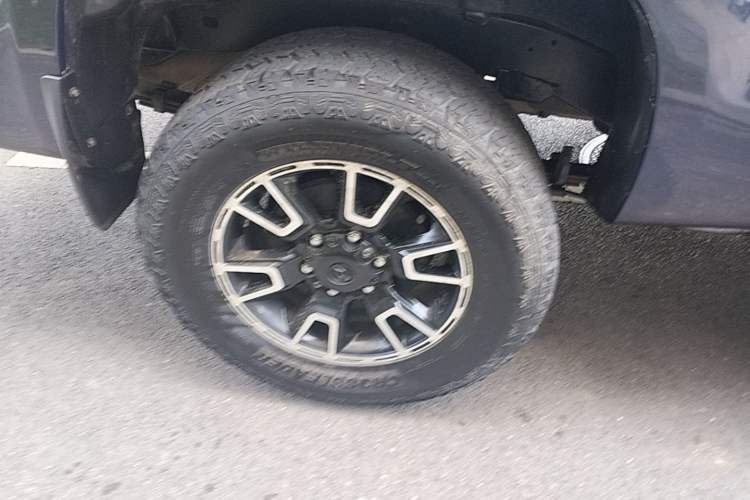 Used Huanghai Jiaolong 2020 2.5T N2S Two-Wheel Drive Diesel Sport Edition with Flat Bed China VI Emission Standard JE4D25Q6A Right Rear Wheel Hub