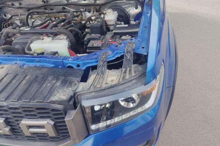 Used Huanghai N3 2017 2.4T Automatic Two-Wheel Drive Sport Edition 4K22D4T Engine Bay Left