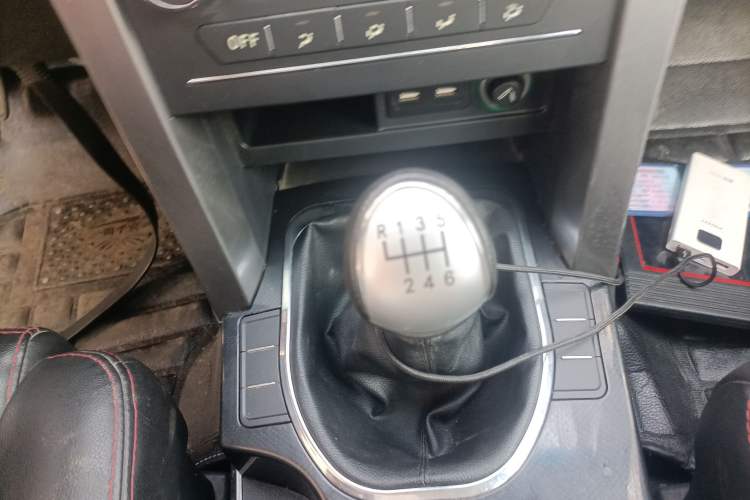 Used Huanghai N3 2017 2.5T Manual Two-Wheel Drive Sport Edition JE4D25Q5A Gear Lever