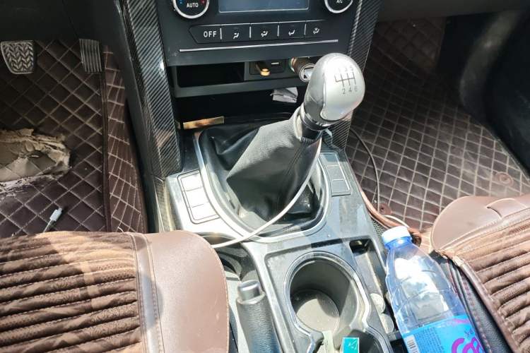 Used Huanghai N3 2017 2.5T Manual Two-Wheel Drive Sport Edition XD25T5 Gear Lever