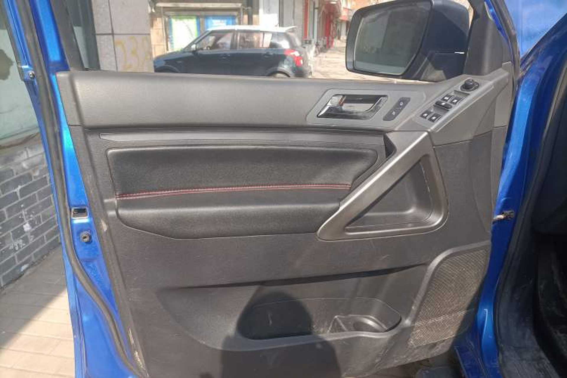 Used Huanghai N3 2017 2.5T Manual Two-Wheel Drive Sport Edition JE4D25Q5A Interior 7