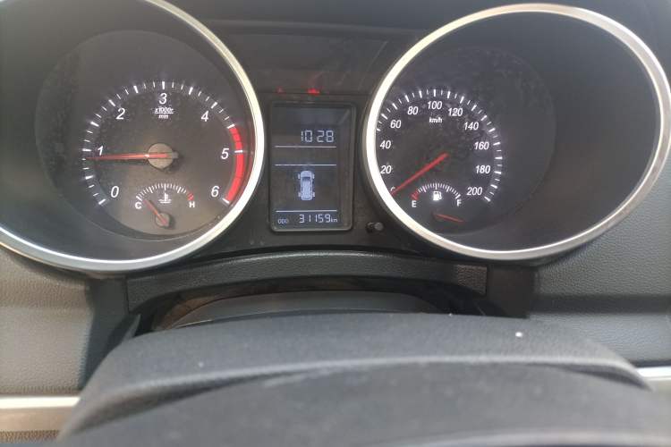 Used Huanghai N3 2017 2.5T Manual Two-Wheel Drive Sport Edition JE4D25Q5A Odometer Close Up