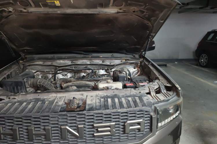 Used Huanghai N3 2017 2.4T Automatic Two-Wheel Drive Sport Edition 4K22D4T Engine Bay Left