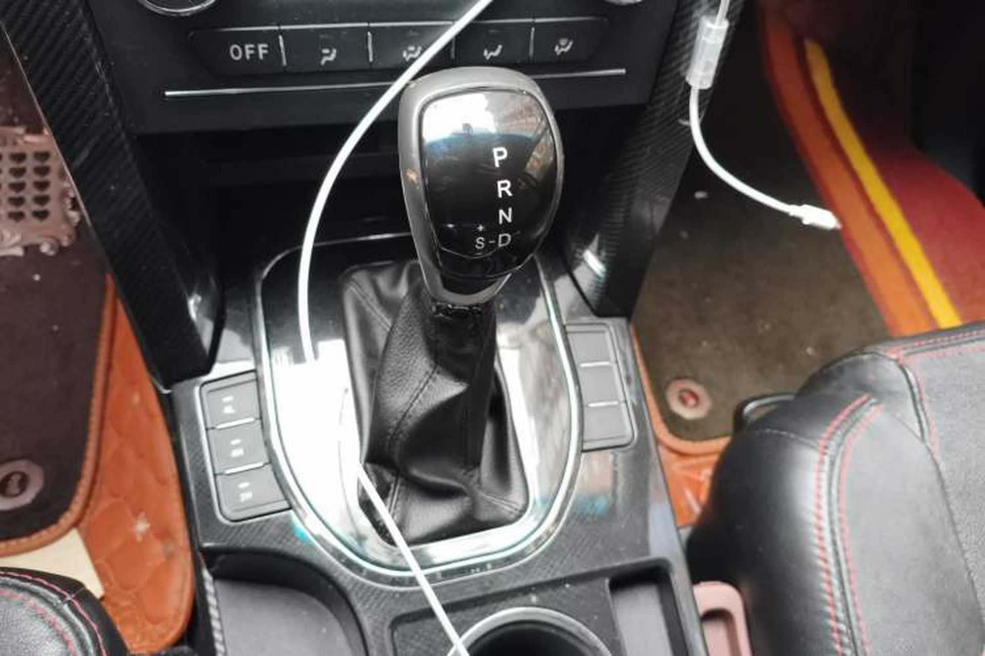 Used Huanghai N3 2017 2.4T Automatic Two-Wheel Drive Supreme Edition 4K22D4T Gear Lever