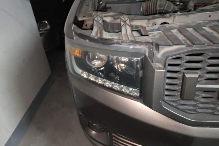 Used Huanghai N3 2017 2.4T Automatic Two-Wheel Drive Sport Edition 4K22D4T Right Front Headlight