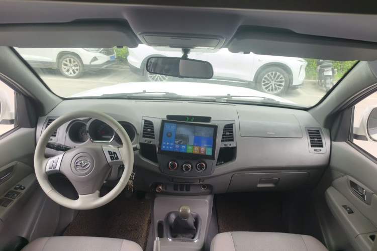 Used Huanghai N3 2017 2.4T Manual Two-Wheel Drive Sport Edition 4K22D4T Center Console