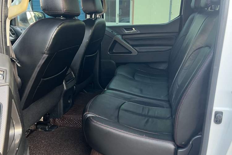 Used Huanghai N3 2017 2.5T Manual Two-Wheel Drive Ultimate Edition JE4D25Q5A Interior 3