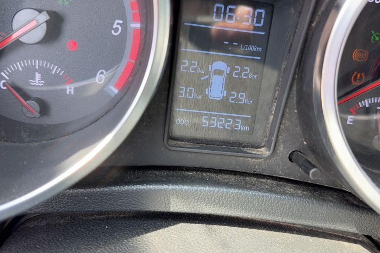 Used Huanghai N3 2017 2.5T Manual Two-Wheel Drive Ultimate Edition JE4D25Q5A Odometer Close Up