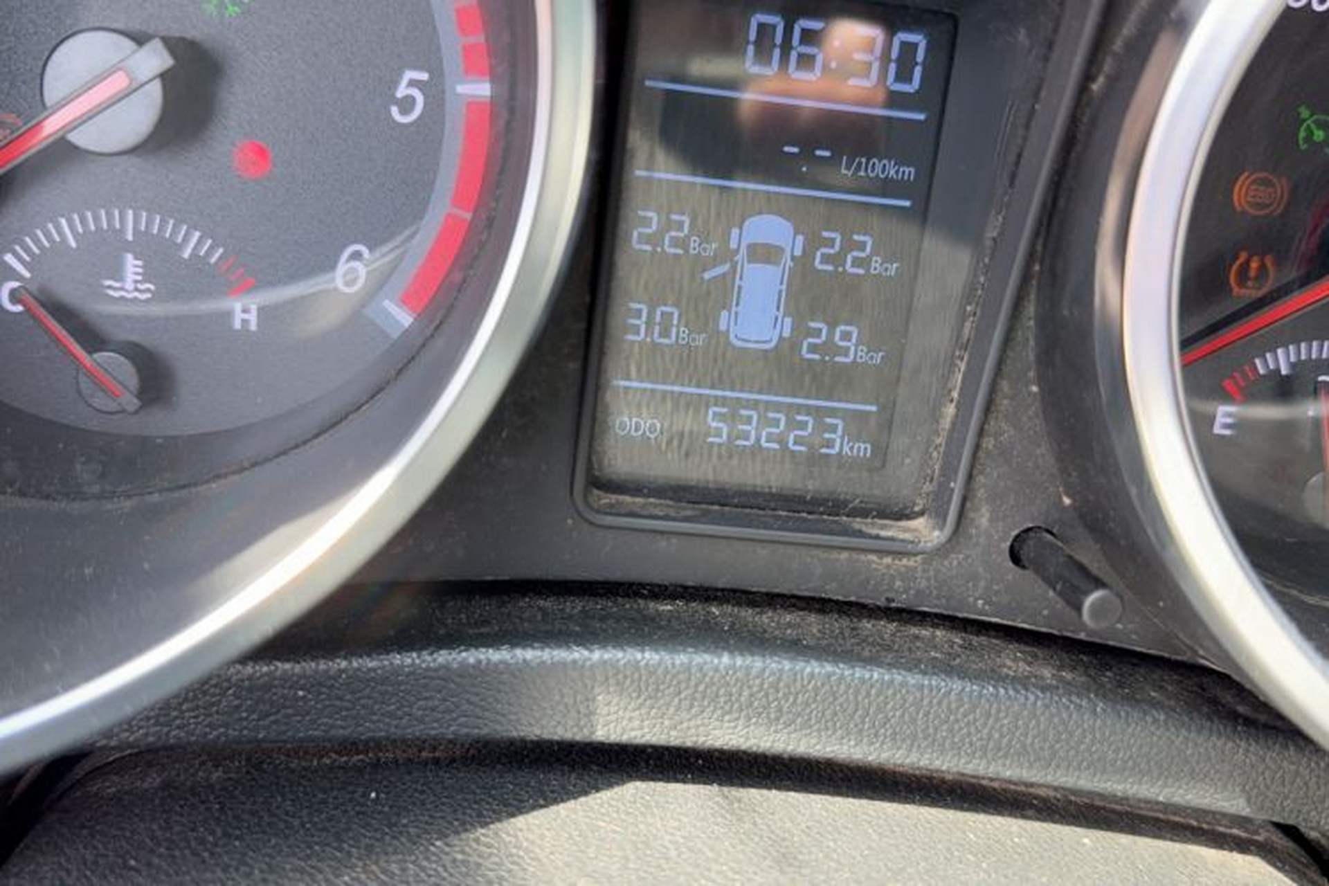 Used Huanghai N3 2017 2.5T Manual Two-Wheel Drive Ultimate Edition JE4D25Q5A Odometer Close Up