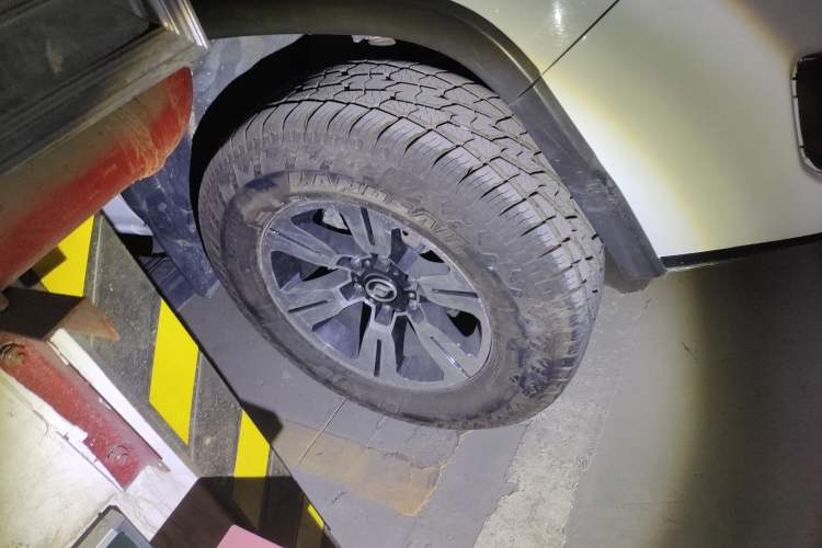 Used Huanghai N3 2017 2.5T Manual 4x4 Sport Edition JE4D25Q5A Right Front Wheel Hub