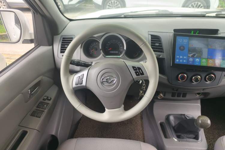 Used Huanghai N3 2017 2.4T Manual Two-Wheel Drive Sport Edition 4K22D4T Steering Wheel
