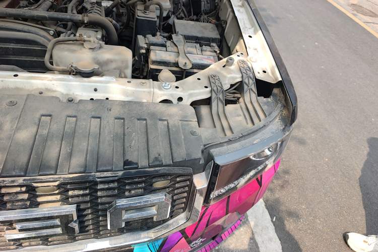 Used Huanghai N3 2018 2.4T Automatic 2WD Prestige Edition 4K22D4T Engine Bay Left
