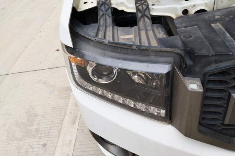 Used Huanghai N3 2018 2.5T Manual 4x4 Prestige Edition JE4D25Q5A Right Front Headlight