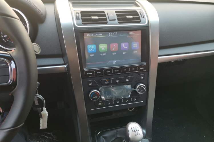 Used Huanghai N3 2019 2.4T Manual Two-Wheel Drive Sport Version China VI Standard 4K22D4T Audio And AC Panel