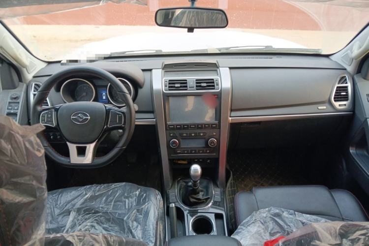 Used Huanghai N3 2019 2.4T Manual Two-Wheel Drive Sport Version China VI Standard 4K22D4T Center Console