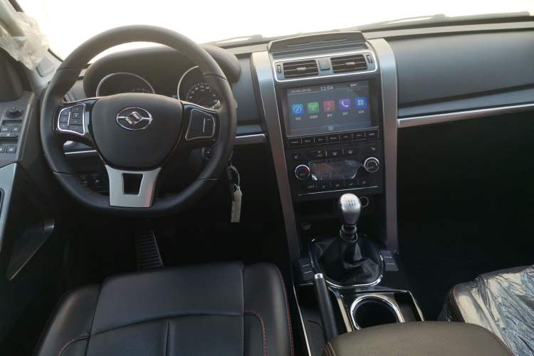 Used Huanghai N3 2019 2.4T Manual Two-Wheel Drive Sport Version China VI Standard 4K22D4T Center Console