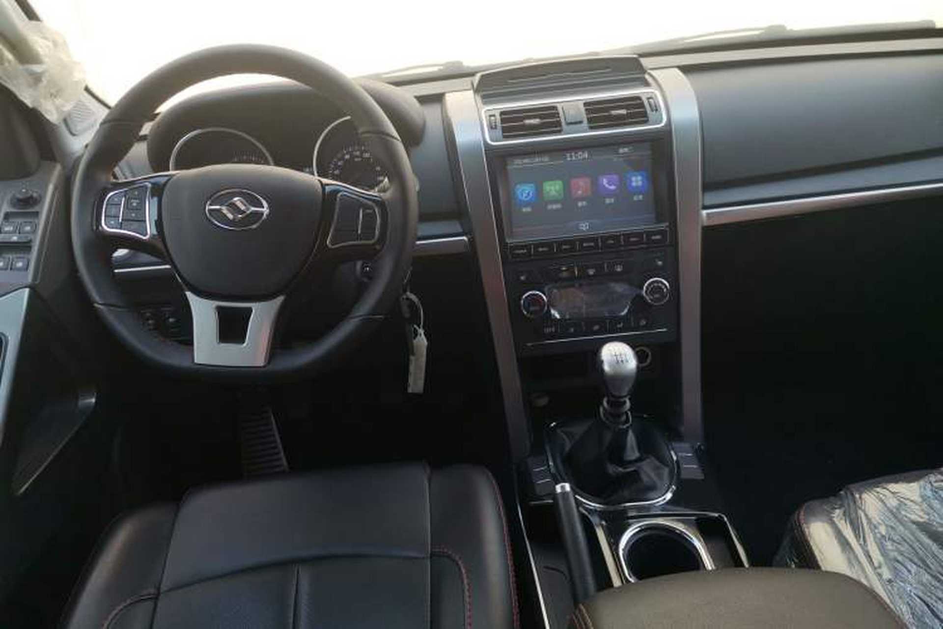 Used Huanghai N3 2019 2.4T Manual Two-Wheel Drive Sport Version China VI Standard 4K22D4T Center Console