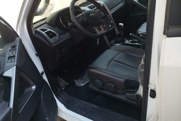Used Huanghai N3 2019 2.4T Manual Two-Wheel Drive Sport Version China VI Standard 4K22D4T Driver Seat
