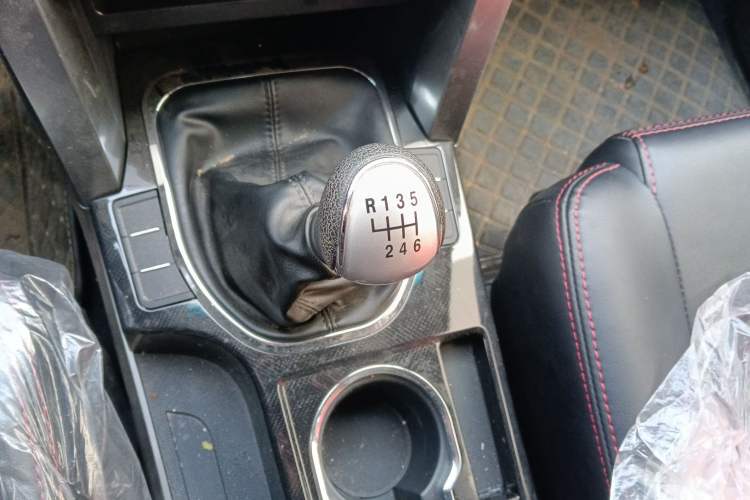 Used Huanghai N3 2019 2.4T Manual Two-Wheel Drive Sport Version China VI Standard 4K22D4T Gear Lever