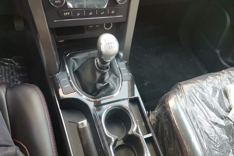 Used Huanghai N3 2019 2.4T Manual Two-Wheel Drive Sport Version China VI Standard 4K22D4T Gear Lever