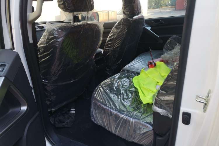 Used Huanghai N3 2019 2.4T Manual Two-Wheel Drive Sport Version China VI Standard 4K22D4T Left Rear Seat