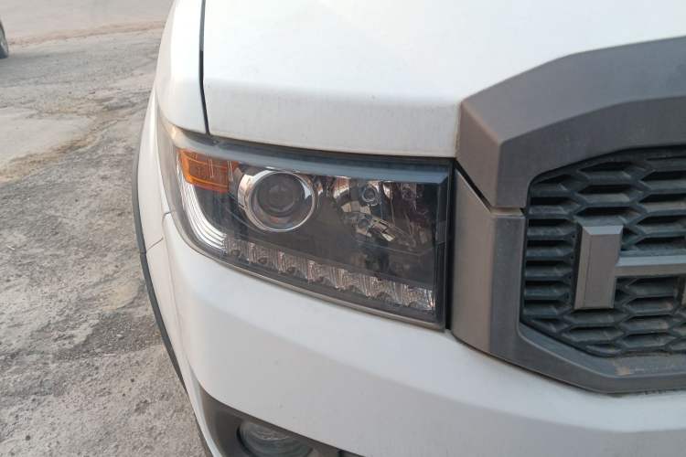 Used Huanghai N3 2019 2.4T Manual Two-Wheel Drive Sport Version China VI Standard 4K22D4T Right Front Headlight