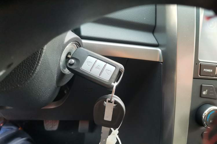 Used Huanghai N3 2019 2.4T Manual Two-Wheel Drive Sport Version China VI Standard 4K22D4T Vehicle Key