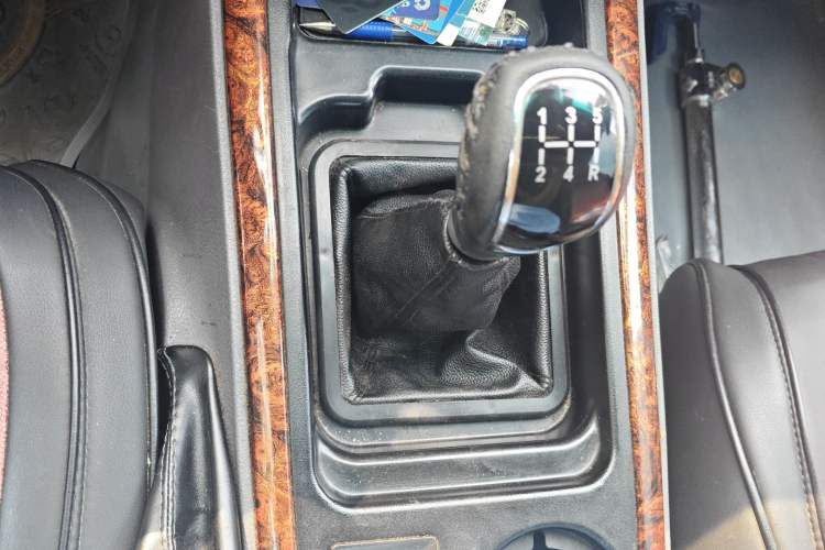 Used Huanghai Qisheng F1 2012 2.0L Two-Wheel-Drive Sport Edition Gear Lever