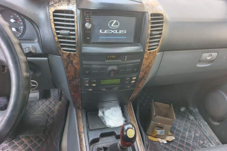 Used Huanghai Qisheng F1 2009 2.0L Two-Wheel Drive DD6460D Audio And AC Panel