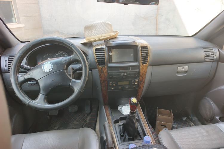 Used Huanghai Qisheng F1 2009 2.0L Two-Wheel Drive DD6460D Center Console