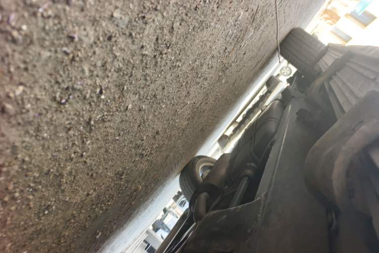 Used Huanghai Qisheng F1 2009 2.0L Two-Wheel Drive DD6460D Chassis Front Right