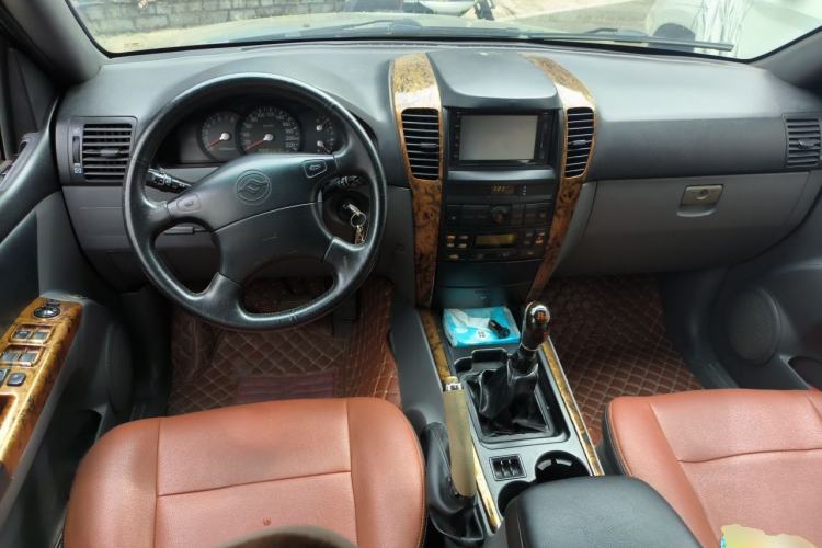 Used Huanghai Qisheng F1 2009 2.4L Two-Wheel Drive DD6470 Center Console