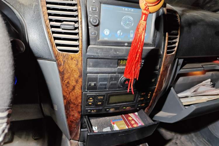 Used Huanghai Qisheng F1 2012 2.0L Two-Wheel-Drive Sport Edition Audio And AC Panel