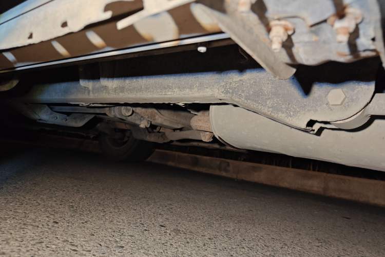 Used Huanghai Qisheng F1 2012 2.0L Two-Wheel-Drive Sport Edition Chassis Rear Left