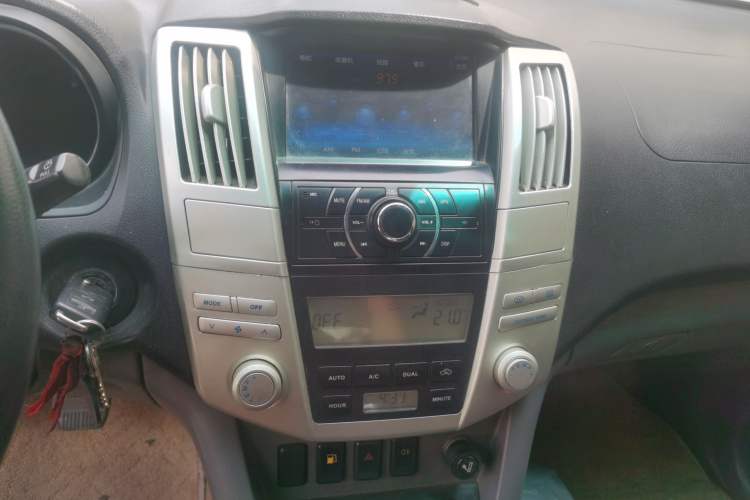 Used Huanghai Qisheng V3 2011 2.0L Ultra-Luxury Version Audio And AC Panel