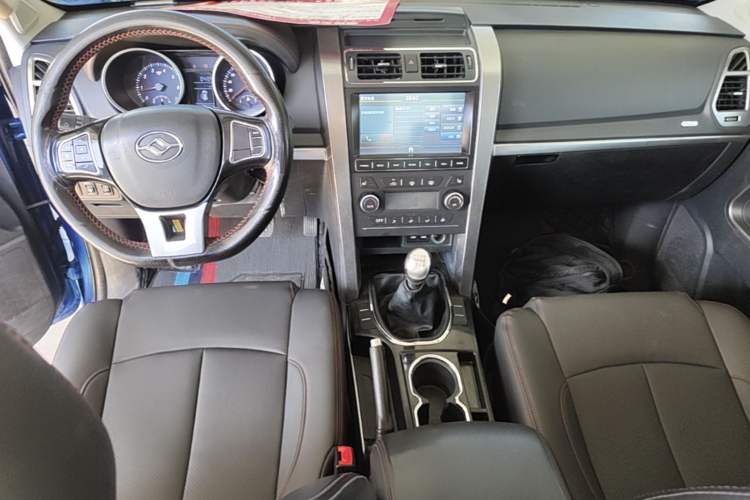 Used Huanghai Weilong 2019 2.4T Gasoline Manual Two-Wheel Drive Sport Edition 4K22D4T Center Console