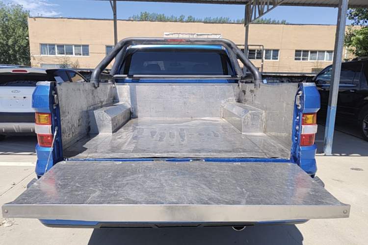 Used Huanghai Weilong 2019 2.4T Gasoline Manual Two-Wheel Drive Sport Edition 4K22D4T Trunk