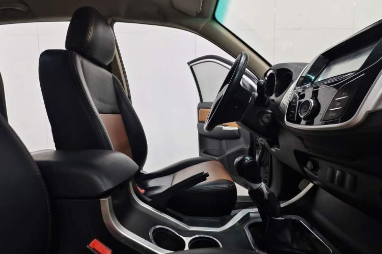 Used Huanghai Xianglong 2017 2.8T N1S Extended-Length Diesel Two-Wheel Drive Sport Edition Interior 4