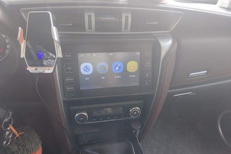 Used Huanghai Xianglong 2020 2.4T N1S Two-Wheel Drive Gasoline Sport Edition with Extended Flat-Bottom Cargo Bed China VI Emission Standard 4K22D4T Audio And AC Panel