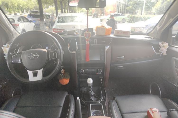 Used Huanghai Xianglong 2020 2.4T N1S Two-Wheel Drive Gasoline Sport Edition with Extended Flat-Bottom Cargo Bed China VI Emission Standard 4K22D4T Center Console