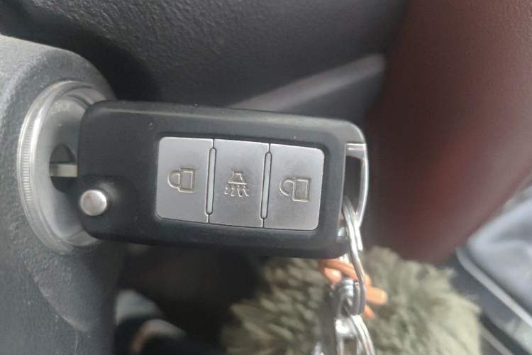 Used Huanghai Xianglong 2020 2.4T N1S Two-Wheel Drive Gasoline Sport Edition with Extended Flat-Bottom Cargo Bed China VI Emission Standard 4K22D4T Vehicle Key