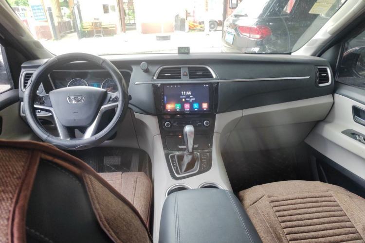 Used Huasong 7 2015 2.0T Automatic Comfort Model Center Console