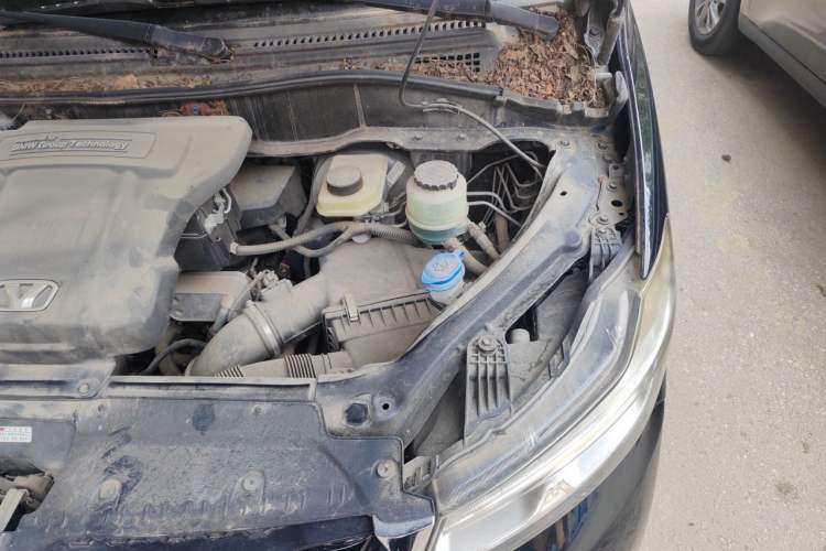 Used Huasong 7 2015 2.0T Automatic Comfort Model Engine Bay Left