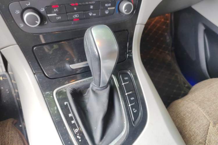 Used Huasong 7 2015 2.0T Automatic Comfort Model Gear Lever